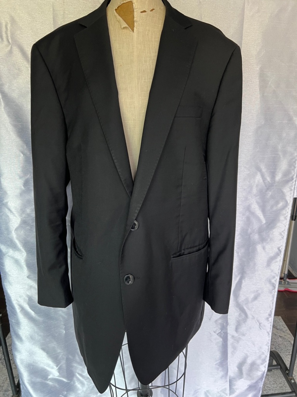 Calvin Klein Black Two-Button Notch Lapel Suit Jacket 46R lined front pockets